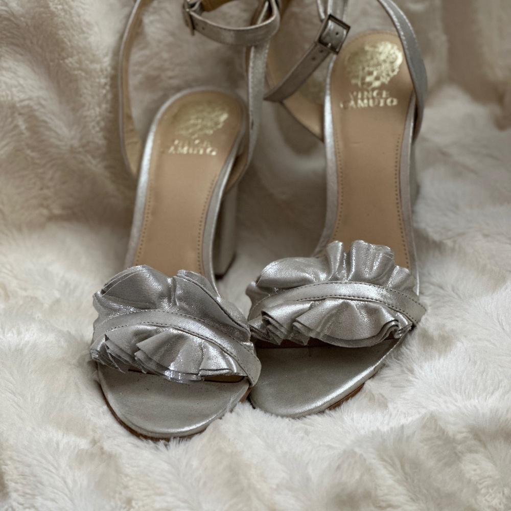 Size 10 Vince Camuto Vintage chunky heel sandal.